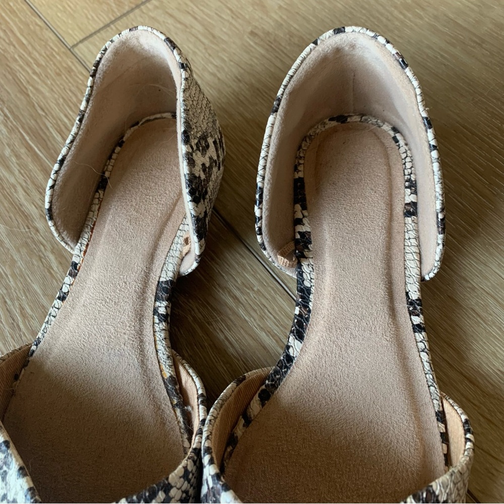 Old Navy Pointed Toe Neutral Animal Print Flats - Picture 3 of 6